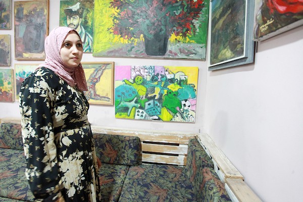 أقام الفنانان التشكيليان الفلسطينيان محمد الحواجري وزوجته دينا مطر معرضا للوحاتهما على سطح منزلهما في مخيم البريج وسط قطاع غزة  8
