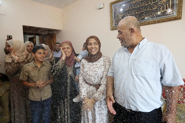  طالبة الثانوية العامة غيداء راضي 99.4٪ تحتفل مع عائلتها 