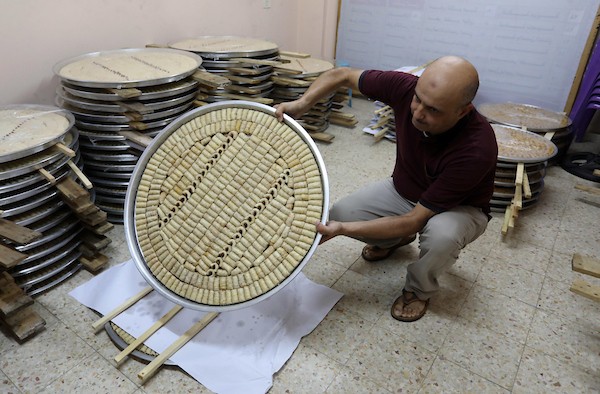 بائعون فلسطينيون يحضرون الحلويات في قطاع غزة استعدادا لإعلان نتائج الثانوية العامة  1