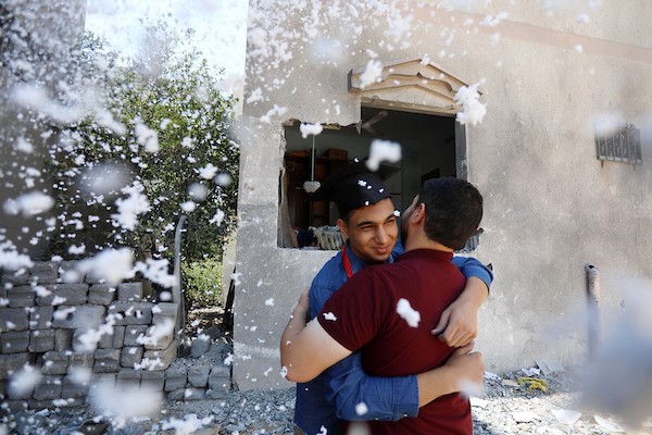 الطالب الفلسطيني يحيى السقا يحتفل بنجاحه على أنقاض غرفته المدمرة 76