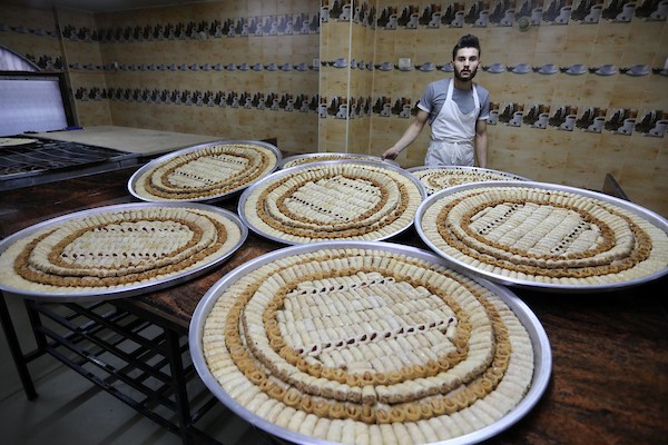 بائعون فلسطينيون يحضرون الحلويات في قطاع غزة استعدادا لإعلان نتائج الثانوية العامة  87