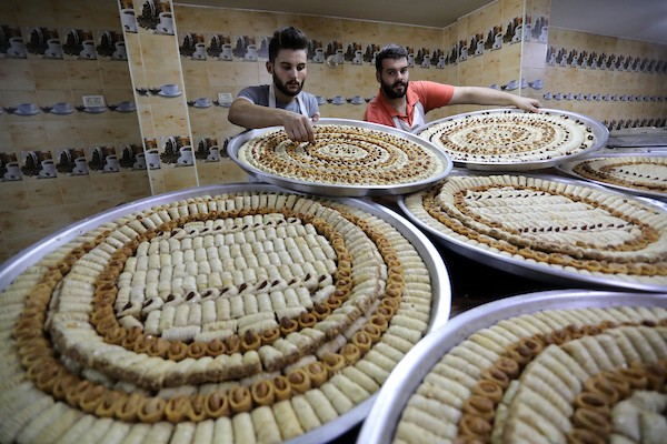 بائعون فلسطينيون يحضرون الحلويات في قطاع غزة استعدادا لإعلان نتائج الثانوية العامة  876
