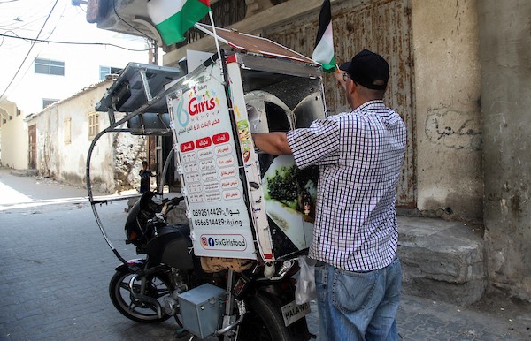 الفلسطيني داود البوجي (46 عاما) من غزة يبيع المعجنات باستخدام مخبز متنقل يسمى الست بنات ، في شوارع مخيم الشاطئ غرب مدينة غزة  10