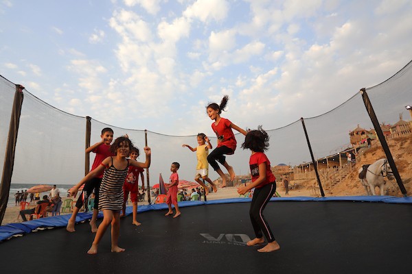 فلسطينيون يستمتعون بأوقاتهم على شاطئ البحر في مدينة دير البلح وسط قطاع غزة. 25
