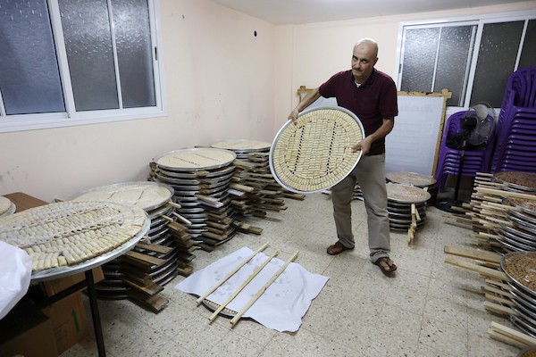 بائعون فلسطينيون يحضرون الحلويات في قطاع غزة استعدادا لإعلان نتائج الثانوية العامة التوجيهي في فلسطين لعام 2021 11