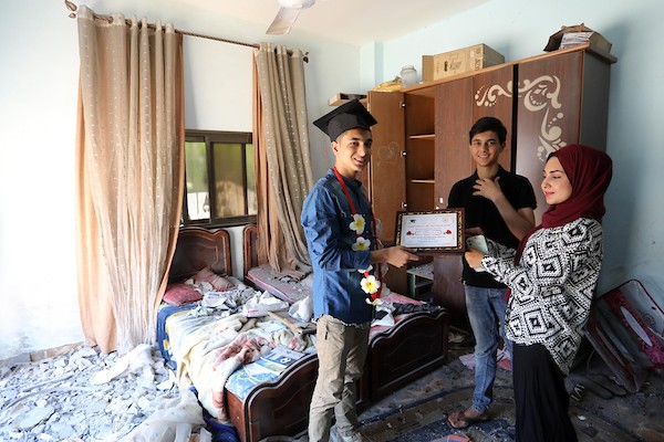 الطالب الفلسطيني يحيى السقا يحتفل بنجاحه على أنقاض غرفته المدمرة4