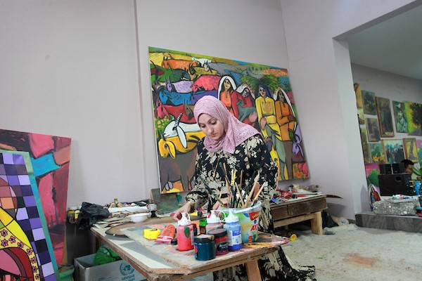 أقام الفنانان التشكيليان الفلسطينيان محمد الحواجري وزوجته دينا مطر معرضا للوحاتهما على سطح منزلهما في مخيم البريج وسط قطاع غزة 1