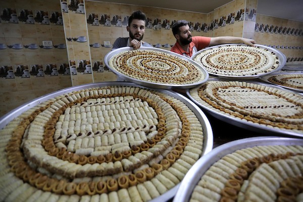 بائعون فلسطينيون يحضرون الحلويات في قطاع غزة استعدادا لإعلان نتائج الثانوية العامة  78