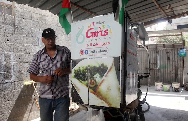 الفلسطيني داود البوجي (46 عاما) من غزة يبيع المعجنات باستخدام مخبز متنقل يسمى الست بنات ، في شوارع مخيم الشاطئ غرب مدينة غزة  3
