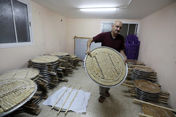 بائعون فلسطينيون يحضرون الحلويات في قطاع غزة استعدادا لإعلان نتائج الثانوية العامة