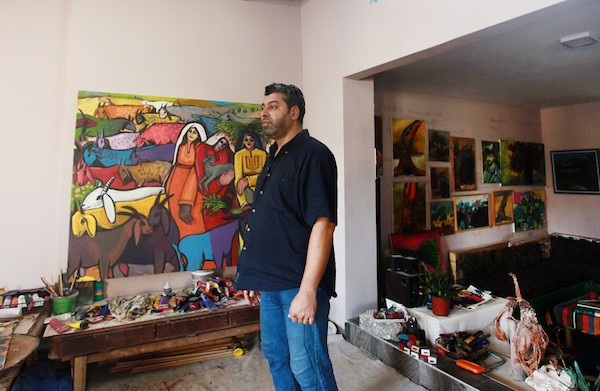 أقام الفنانان التشكيليان الفلسطينيان محمد الحواجري وزوجته دينا مطر معرضا للوحاتهما على سطح منزلهما في مخيم البريج وسط قطاع غزة  4