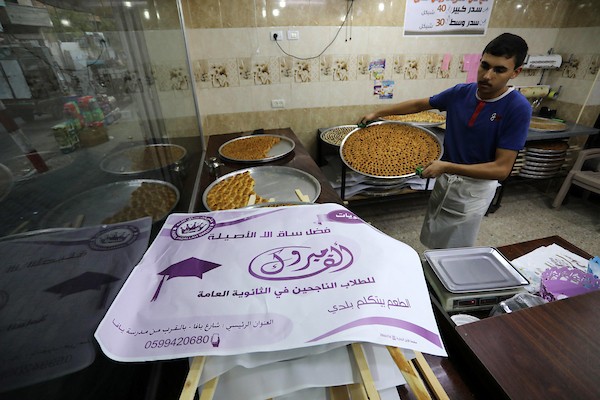 بائعون فلسطينيون يحضرون الحلويات في قطاع غزة استعدادا لإعلان نتائج الثانوية العامة  2