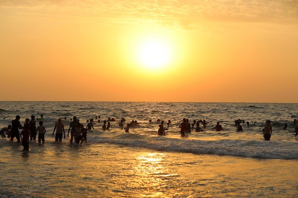فلسطينيون يستمتعون بأوقاتهم على شاطئ البحر في مدينة دير البلح وسط قطاع غزة. 3