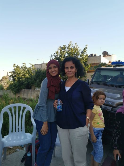 الأن تم الإفراج عن المعتقلتين #ضحى_معدي والدكتورة #كوثر_العبويني من أمام مركز شرطة رام الله