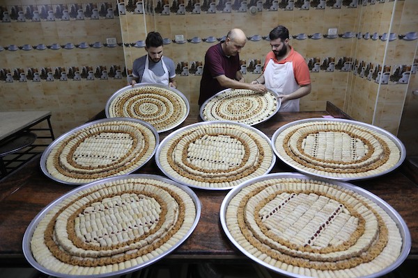 بائعون فلسطينيون يحضرون الحلويات في قطاع غزة استعدادا لإعلان نتائج الثانوية العامة  66