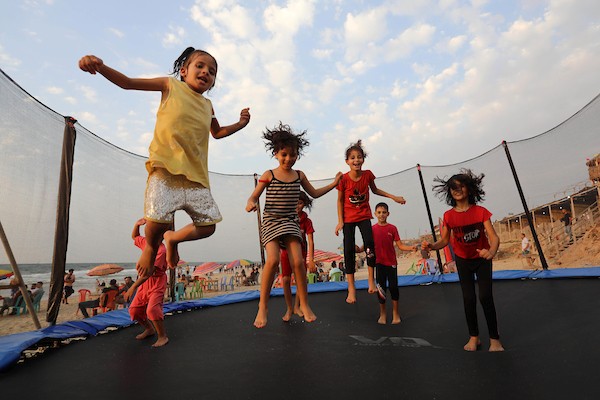 فلسطينيون يستمتعون بأوقاتهم على شاطئ البحر في مدينة دير البلح وسط قطاع غزة. 41