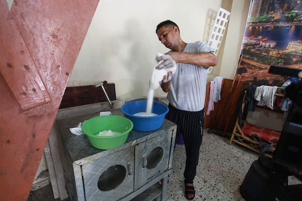 الشاب الفلسطيني أحمد علي ، 31 عامًا ، يصنع فطير مشلتت ، في متجره في مخيم الشاطئ ، في مدينة غزة  3.JPG