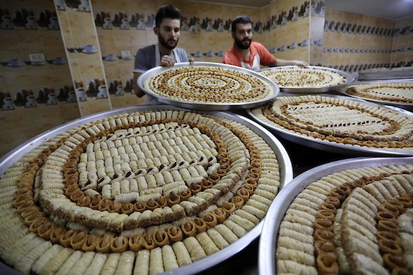 بائعون فلسطينيون يحضرون الحلويات في قطاع غزة استعدادا لإعلان نتائج الثانوية العامة  5555