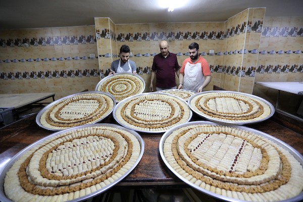 بائعون فلسطينيون يحضرون الحلويات في قطاع غزة استعدادا لإعلان نتائج الثانوية العامة  454