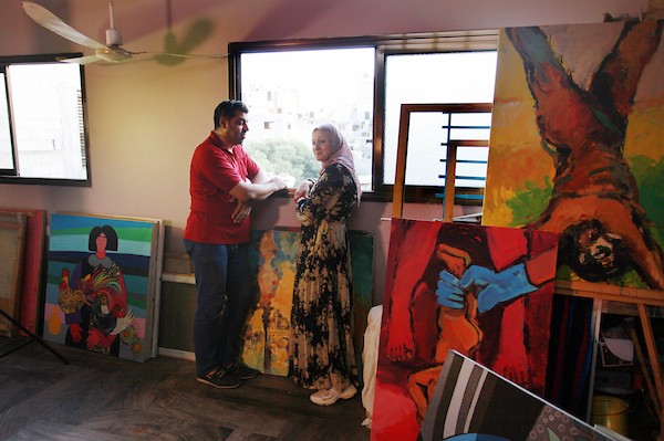 أقام الفنانان التشكيليان الفلسطينيان محمد الحواجري وزوجته دينا مطر معرضا للوحاتهما على سطح منزلهما في مخيم البريج وسط قطاع غزة