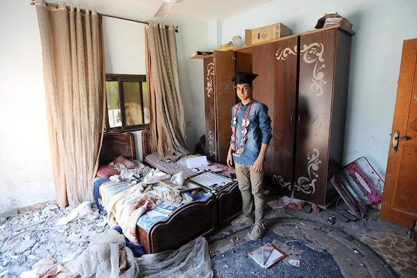 الطالب الفلسطيني يحيى السقا يحتفل بنجاحه على أنقاض غرفته المدمرة 8
