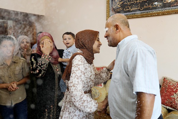  طالبة الثانوية العامة غيداء راضي 99.4٪ تحتفل مع عائلتها 