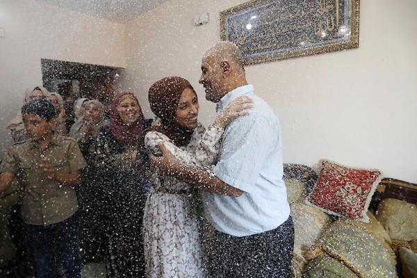  طالبة الثانوية العامة غيداء راضي 99.4٪ تحتفل مع عائلتها 