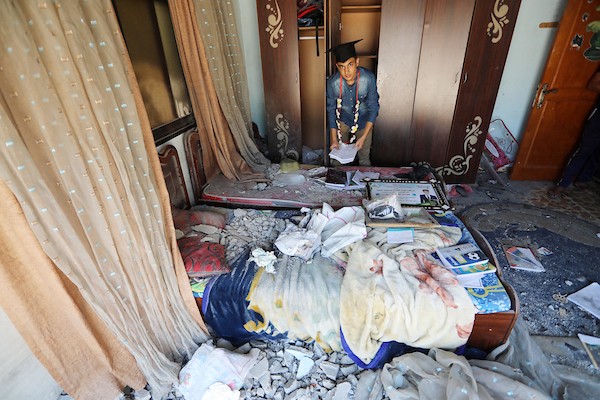 الطالب الفلسطيني يحيى السقا يحتفل بنجاحه على أنقاض غرفته المدمرة 09