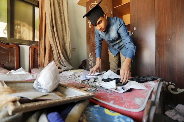 الطالب الفلسطيني يحيى السقا يحتفل بنجاحه على أنقاض غرفته المدمرة 2