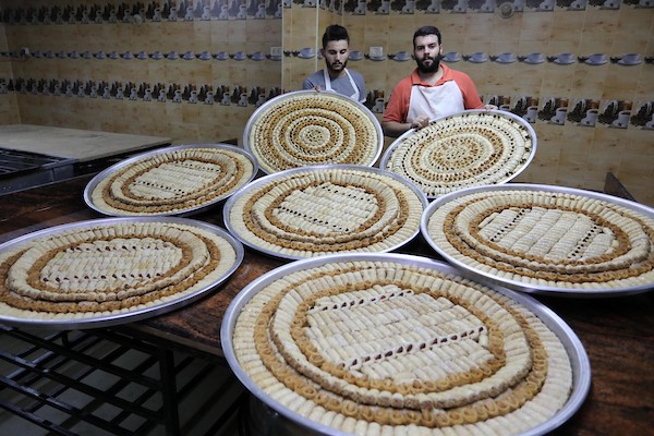 بائعون فلسطينيون يحضرون الحلويات في قطاع غزة استعدادا لإعلان نتائج الثانوية العامة التوجيهي