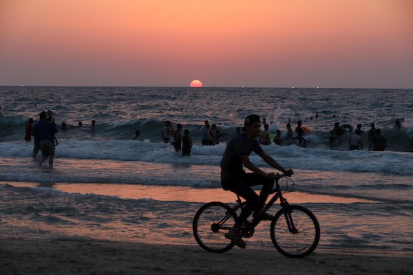 فلسطينيون يستمتعون بأوقاتهم على شاطئ البحر في مدينة دير البلح وسط قطاع غزة. 34