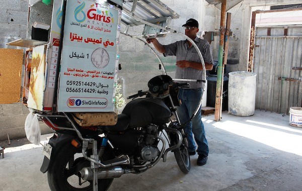 الفلسطيني داود البوجي (46 عاما) من غزة يبيع المعجنات باستخدام مخبز متنقل يسمى الست بنات ، في شوارع مخيم الشاطئ غرب مدينة غزة  2