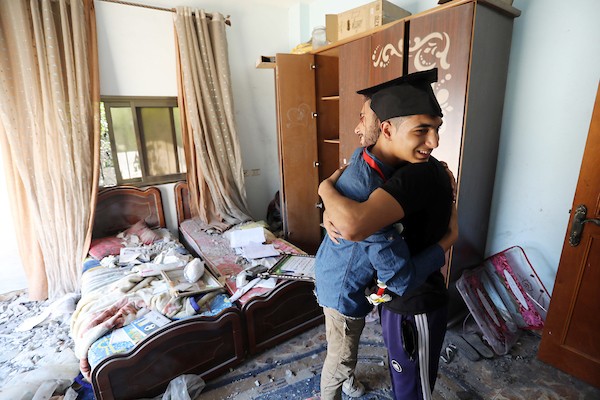 الطالب الفلسطيني يحيى السقا يحتفل بنجاحه على أنقاض غرفته المدمرة 6