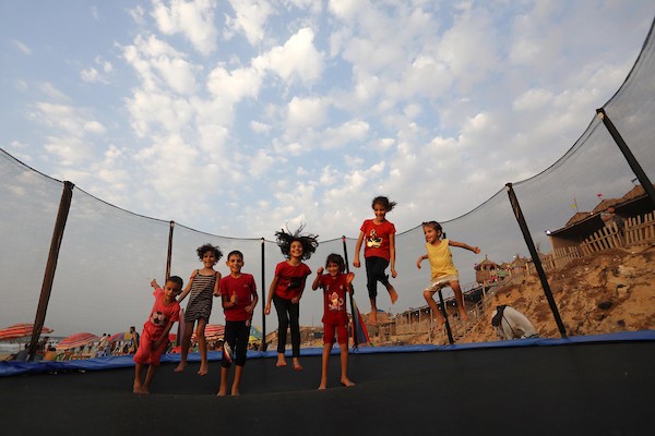 فلسطينيون يستمتعون بأوقاتهم على شاطئ البحر في مدينة دير البلح وسط قطاع غزة. 12
