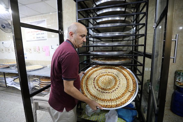 بائعون فلسطينيون يحضرون الحلويات في قطاع غزة استعدادا لإعلان نتائج الثانوية العامة  444