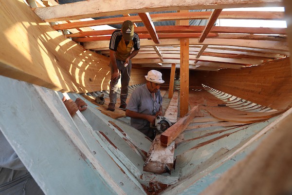 فلسطينيون يعملون على صناعة أكبر قارب صيد في خان يونس جنوب قطاع غزة بأدوات ومعدات بسيطة 35