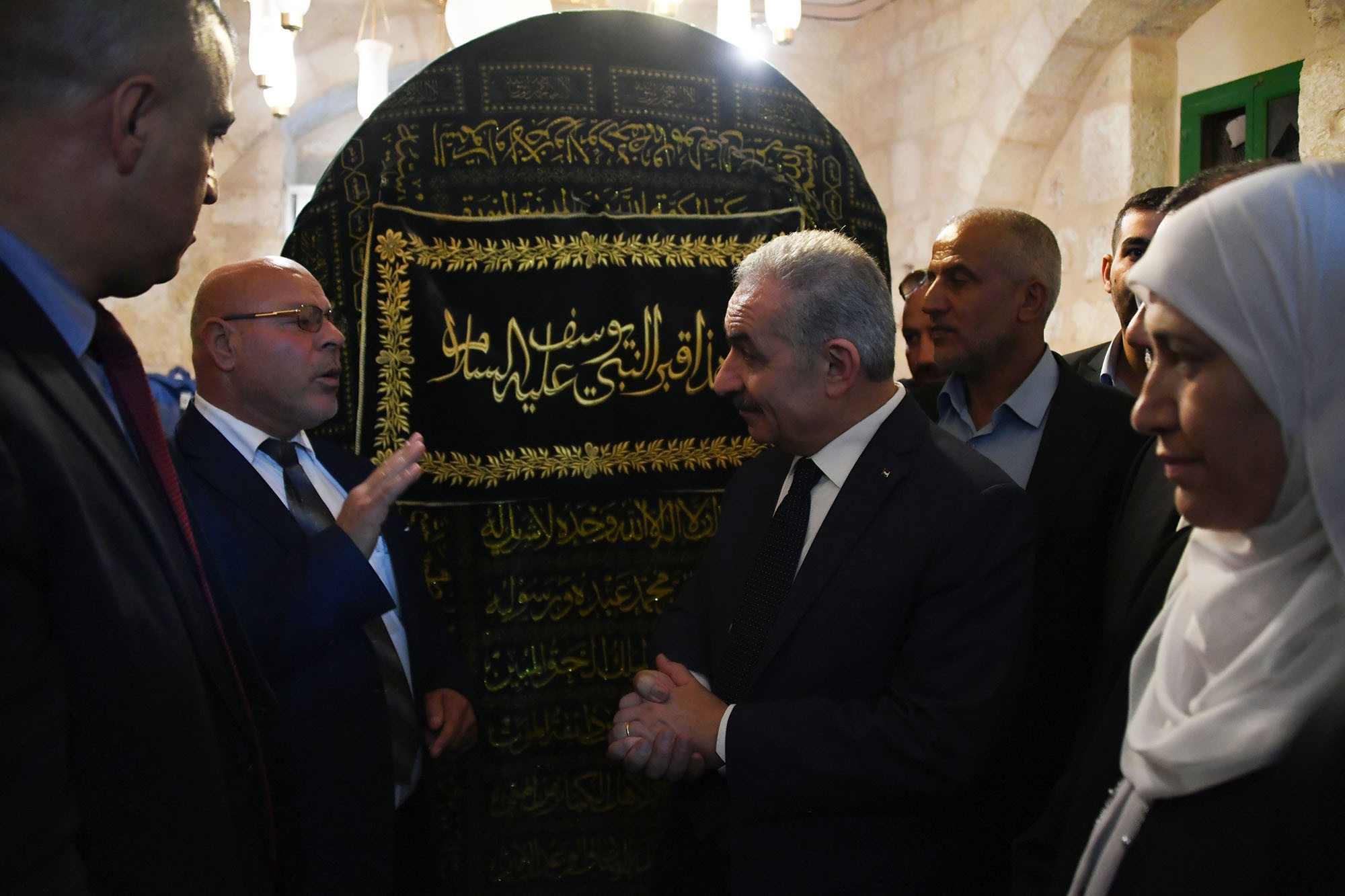 اشتية خلال جولة في البلدة القديمة بالخليل 7