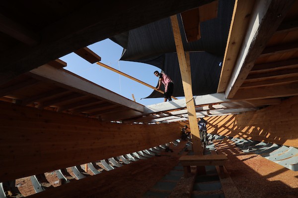 فلسطينيون يعملون على صناعة أكبر قارب صيد في خان يونس جنوب قطاع غزة بأدوات ومعدات بسيطة 23