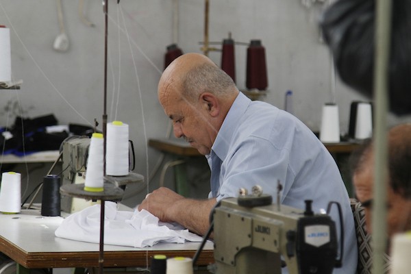 مصانع الخياطة تستأنف عملها في القطاع بعد توقف استمر أشهر