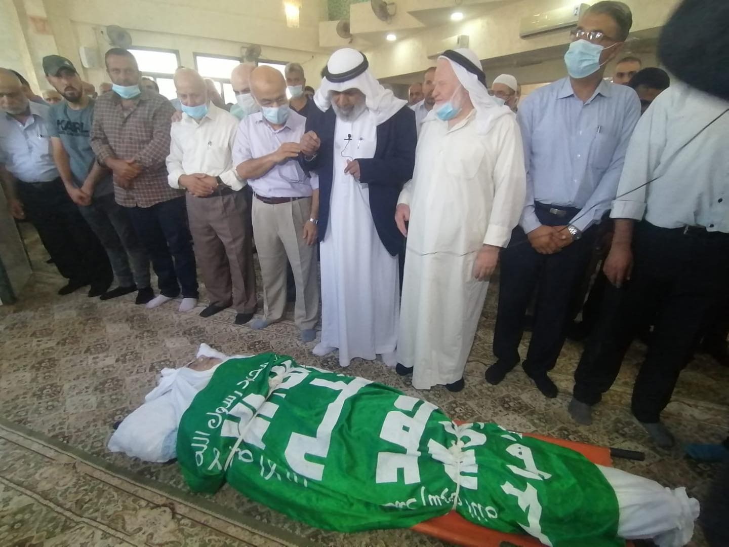 جانب من وداع القيادي في حماس البروفسور عصام الأشقر في نابلس قبل نقله جثمانه الى طولكرم