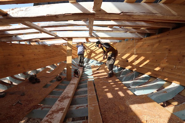 فلسطينيون يعملون على صناعة أكبر قارب صيد في خان يونس جنوب قطاع غزة بأدوات ومعدات بسيطة 19