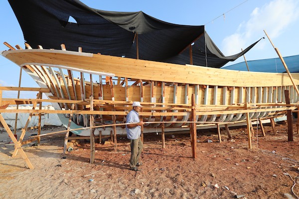 فلسطينيون يعملون على صناعة أكبر قارب صيد في خان يونس جنوب قطاع غزة بأدوات ومعدات بسيطة 44