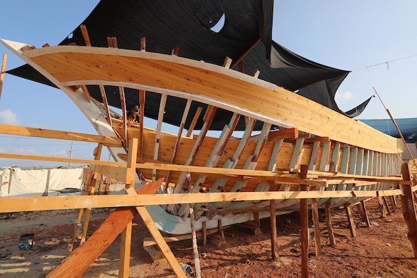 فلسطينيون يعملون على صناعة أكبر قارب صيد في خان يونس جنوب قطاع غزة بأدوات ومعدات بسيطة 52