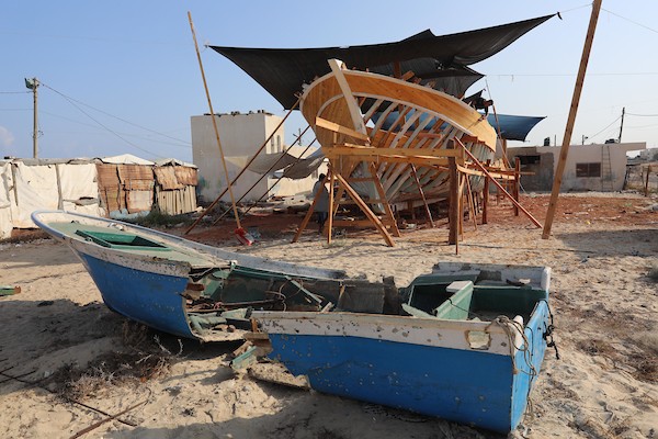 فلسطينيون يعملون على صناعة أكبر قارب صيد في خان يونس جنوب قطاع غزة بأدوات ومعدات بسيطة 28