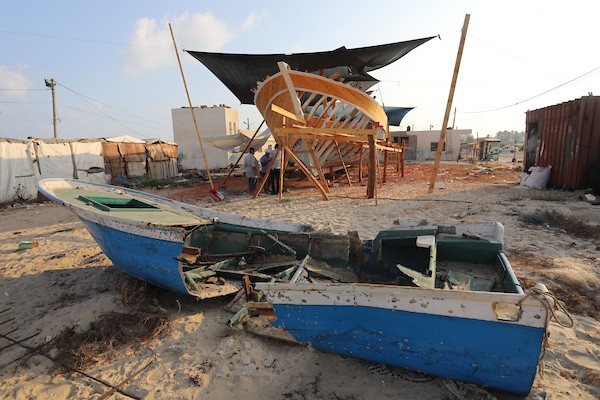 فلسطينيون يعملون على صناعة أكبر قارب صيد في خان يونس جنوب قطاع غزة بأدوات ومعدات بسيطة 32