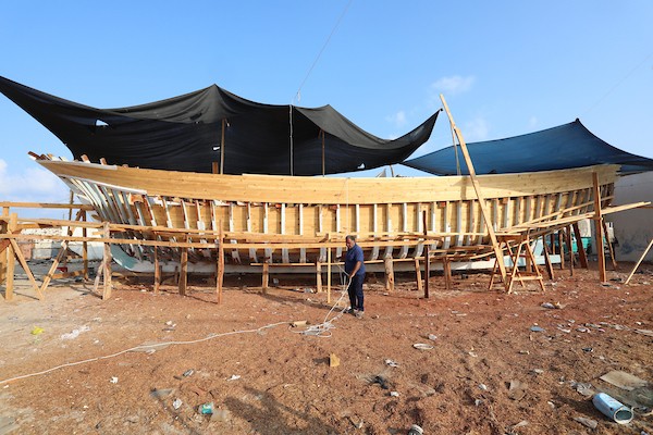 فلسطينيون يعملون على صناعة أكبر قارب صيد في خان يونس جنوب قطاع غزة بأدوات ومعدات بسيطة 49