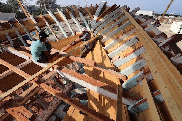 فلسطينيون يعملون على صناعة أكبر قارب صيد في خان يونس جنوب قطاع غزة بأدوات ومعدات بسيطة 9