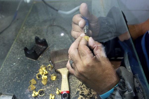 يعمل الصاغة الفلسطينيون في مصنع للذهب والمجوهرات ، شمال قطاع غزة  1