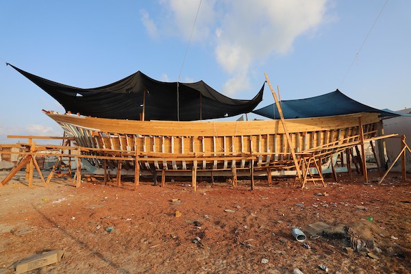 فلسطينيون يعملون على صناعة أكبر قارب صيد في خان يونس جنوب قطاع غزة بأدوات ومعدات بسيطة 40