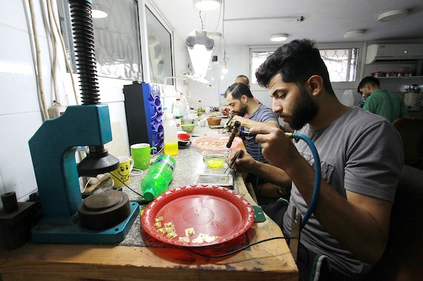 يعمل الصاغة الفلسطينيون في مصنع للذهب والمجوهرات ، شمال قطاع غزة  3